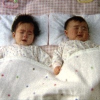 吉高由里子に双子の姉がいる？　ベビーベッドで枕を並べる2人の赤ちゃんは誰？（撮影現場から入手した画像）