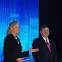 HPのメグ・ホイットマンCEO（左）とプリンティング・パーソナルシステム担当副社長のトッド・ブラッドリー氏