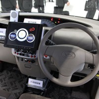 運転席の様子。センターメーターの機能はすべてダッシュボード上のモニタで代用できる（富士通フォーラム2012）