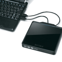 クリスタルブラック「BRXL-PC6VU2-BK」T字でUSBケーブルとBoostケーブルをパソコンに接続したイメージ