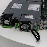 2台搭載可能な電源モジュールのうち1台をバッテリーとして機能させることが可能（RX200 S7。富士通フォーラム2012）