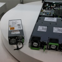 電源モジュールと外観は似ているが、バッテリー装置にはACプラグがついていない（富士通フォーラム2012）