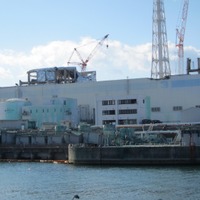 東防波堤より臨む、3・4号機タービン建屋（2012年1月14日撮影）