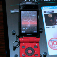 　NTTドコモは、HSDPAに対応した携帯電話「N902iX HIGH-SPEED」の新色「メテオレッド」の発売日を8日に決定した。