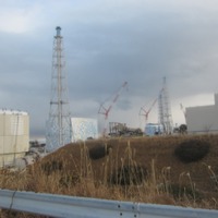 免震重要棟裏より2・3号機原子炉建屋を臨む（1月9日撮影）