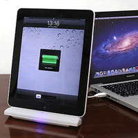 新型iPad対応、充電中にiPhone・iPadの操作が可能な充電スタンド 画像