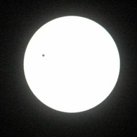 宮崎県宮崎市で、午前9時40分に撮影された金星の太陽面通過の写真