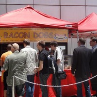 【E3 2012】特大ウィンナーにベーコンを巻き熱々の鉄板で… 画像