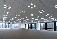 飯野ビルディング オフィスフロア。昼光利用制御や人感センサーによる在室検知制御でムダな明るさをカットして適正照度を確保っする