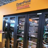 OpenFlow ShowCaseの概観。5つのラックに、合計8つのOpenFlow関連のシステムが構築され、デモが行われていた