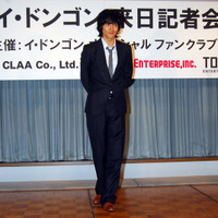 　イ・ドンゴンが17日（日）、東京新宿の京王プラザホテルにて記者会見を開催。黒のスーツにグレイのネクタイというシックな装いで登場した。