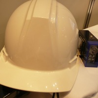 ヘルメットに「IVLCトランシーバーTR01」を取り付け、現場での音声通信を可能にした