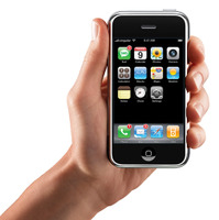　米アップルは9日（現地時間）、「携帯電話」「タッチコントロール式ワイドスクリーンiPod」「デスクトップPC並のメール、ウェブブラウズ、検索、マップ機能を持つインターネット通信デバイス」を、一体化した「iPhone（アイフォン）」を発表した。