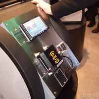 　PNDばかりがナビではないと、パナソニックは2000ドルクラスのハイエンドHDDナビを「strada」ブランドで北米市場へ投入する。CES 2007に展示されたのは『905U』。