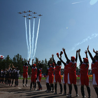 世界女子ソフトボール選手権大会決勝戦。カナダ空軍アクロバットチーム、スノーバーズのデモ飛行