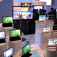 　液晶、プラズマ、SEDに続く、薄型ディスプレイとして開発が進められている「有機LEディスプレイ」。2007 International CESでは、ソニーが展示をしている。
