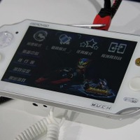 【China Joy 2012】PSVitaそっくりな3G搭載携帯ゲーム機「MUCH」を発見  画像