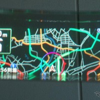 HUDマップモード。有料道路、国道、一般道など道路種別に色分けした自車位置周辺地図を、スケール200m～10km相当の6段階で表示し、自車位置周辺の情報を確認できる