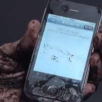 泥汚れの手でもiPhoneの操作が可能！ 実売2千円未満のiPhone保護シート 画像