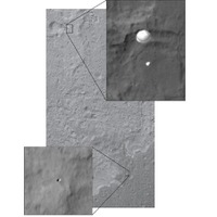 火星観測衛星がとらえた下降中のキュリオシティ（上）。下は分離した耐熱シールド。撮影時点で空中を落下中だ。