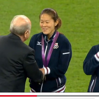 銀メダルを授与される澤穂希選手