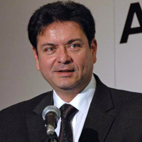 2006年12月11日付けで米AMDのコンピューティング・プロダクト・グループ担当エクゼクティブ・バイス・プレジデントに就任したマリオ・リヴァス氏も顔を揃えた