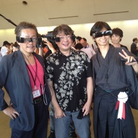 HMD研究の第一人者、神戸大学・塚本昌彦教授（左）。中央は筆者。