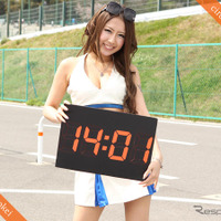 サーキットで活躍する2012年のレースクイーン360名が『サーキット時計』に登場
