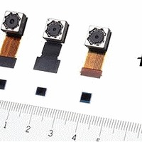 上：イメージングモジュール、下；積層型CMOSイメージセンサー「Exmor RS」
