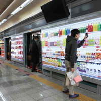 昨夏、韓国Tesco Homeplusは、地下鉄駅をジャックした広告展開を行った。広告からダイレクトに商品が購入できた。