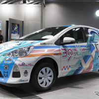 「アクア東京・池袋のアムラックス東京に展示された、初音ミクバージョンのトヨタ アクア