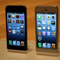 展示会/アルミ＆ガラスボディでデザインアップされたiPhone 5のブラック・ホワイト