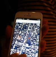 展示会/衛星画像を二本指で操れるiPhone 5のFlyoverビュー表示例