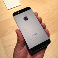 iPhone 5（ブラック＆スレート）の背面。