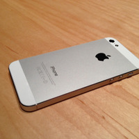 iPhone 5（ホワイト＆シルバー）の背面。
