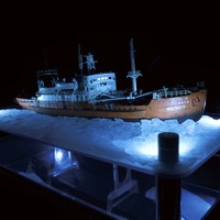 『大人の超合金　南極観測船　宗谷（第一次南極観測隊仕様）』。船内に発行ギミックが搭載され、夜間の航行シーンも再現可能。