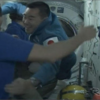 ISSに入室し、歓迎を受ける星出宇宙飛行士