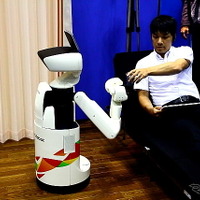 トヨタ、生活支援ロボットをデモンストレーション 画像
