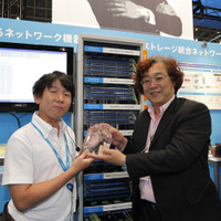 Interop Tokyoの「Best of Show Award 2012」グランプリ受賞時の様子