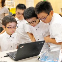 JINS PC for kidsを使用する四天王寺学園小学校の児童