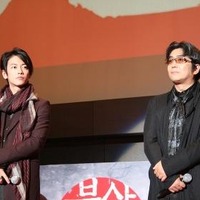 釜山国際映画祭にて。左：佐藤健さん、右：大友啓史監督
