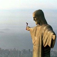 ガートナー。1999年、ブラジル、リオ・デ・ジャネイロのキリスト像から、世界最短落差ベースジャンプ記録を達成