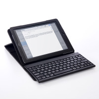 iPad背面側はシリコンラバーとなっており、無段階の角度調節が可能