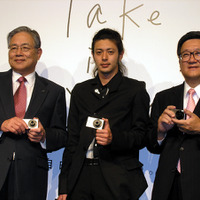 左からキヤノンマーケティングジャパン代表取締役 村瀬治男氏、オダギリジョー氏、専務取締役 芦澤光二氏
