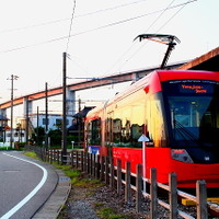 2012年9月に開通した新湊大橋と万葉線電車