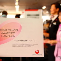 ピンクのスカーフで統一したJAL客室乗務員が乳がん早期発見を呼びかけ