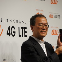 「HTC J Butterfly」を持つ田中社長