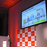 プレゼンテーションに臨む、富士通大谷信雄執行役員常務。「性能があがったほどには、パソコンの使い方は変化していない」（10月19日）