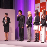 発表会ゲスト。CMキャラクターのMAKIDAI（EXILE。向かって左から2番目）とE-Girls（向かって右の3人）