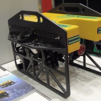 東陽テクニカが扱う汎用遠隔操作水中ロボット「SEAMOR ROV」。オープンフレーム構造で、水深300m／600mのタイプがあり、水中の映像を見られる